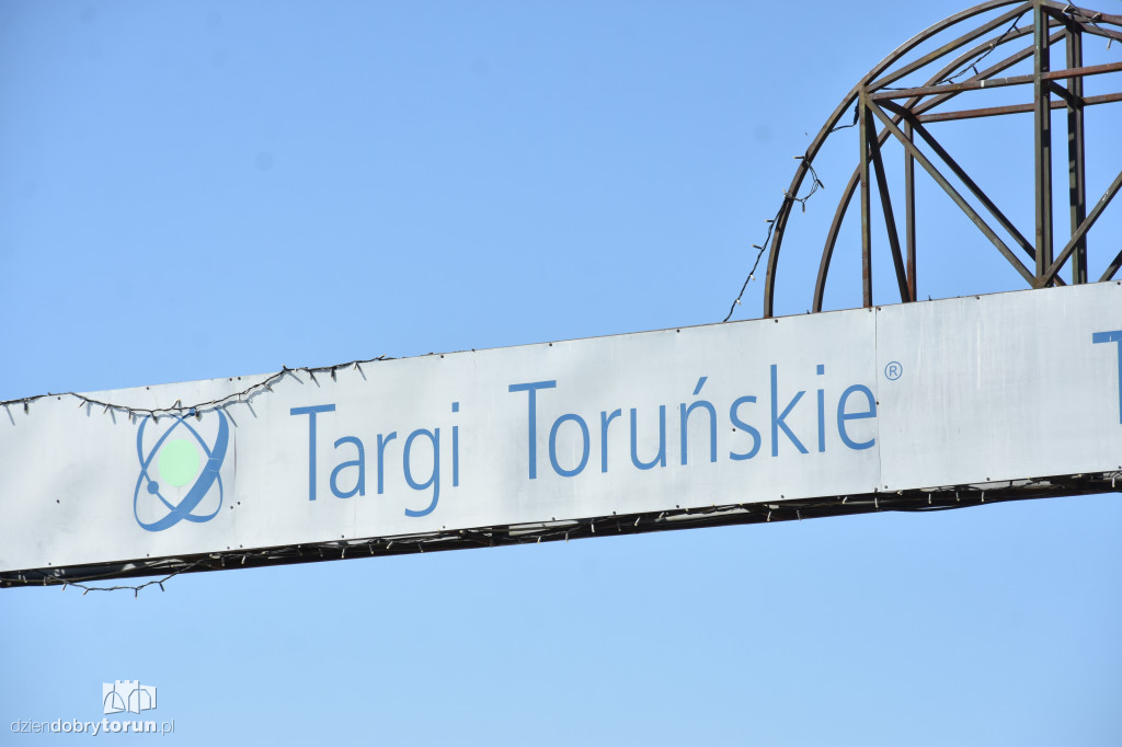 Konferencja przed targowiskiem miejskim