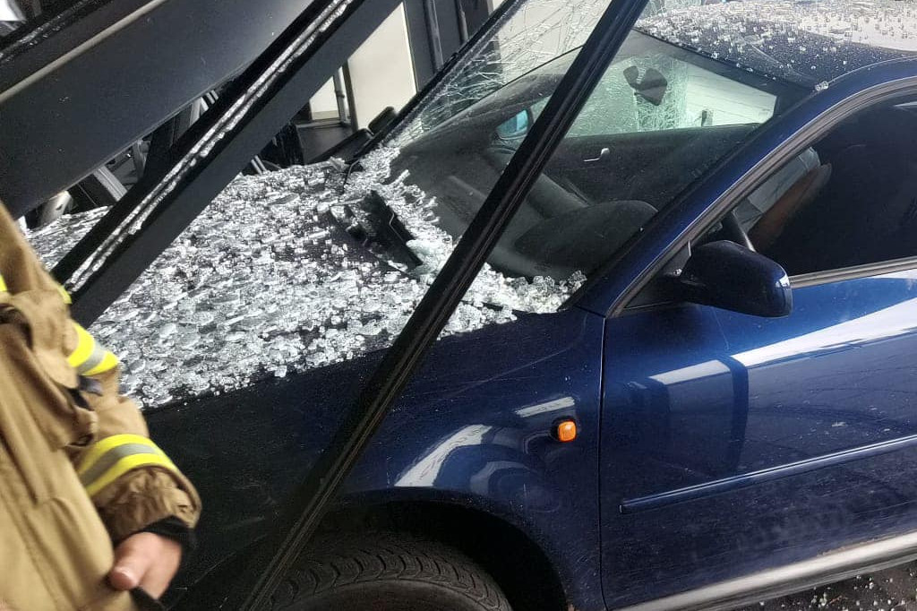 Osobówka wbiła się w bok Areny Toruń