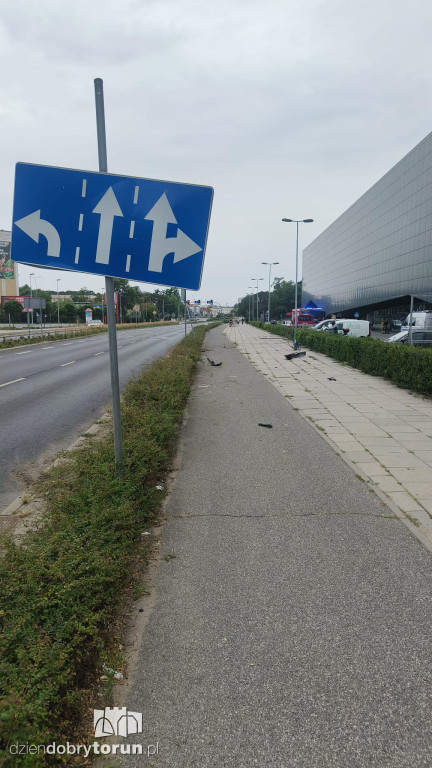 Osobówka wbiła się w bok Areny Toruń