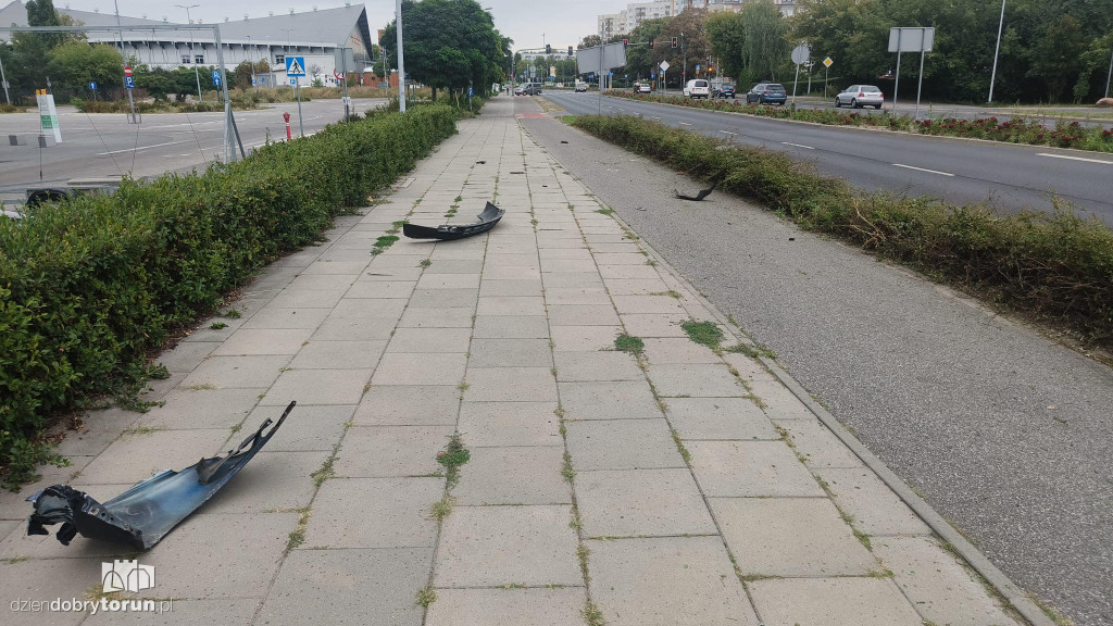 Osobówka wbiła się w bok Areny Toruń
