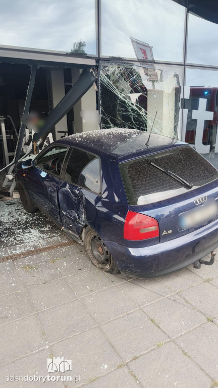 Osobówka wbiła się w bok Areny Toruń