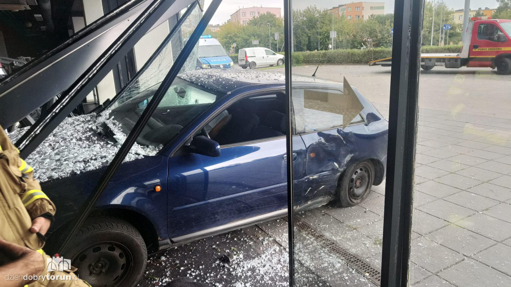 Osobówka wbiła się w bok Areny Toruń