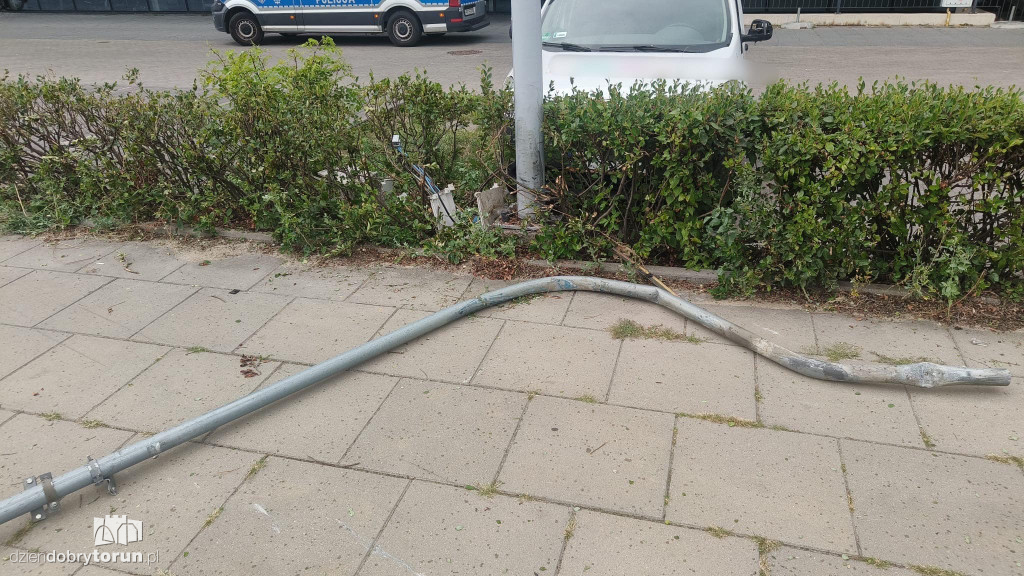 Osobówka wbiła się w bok Areny Toruń