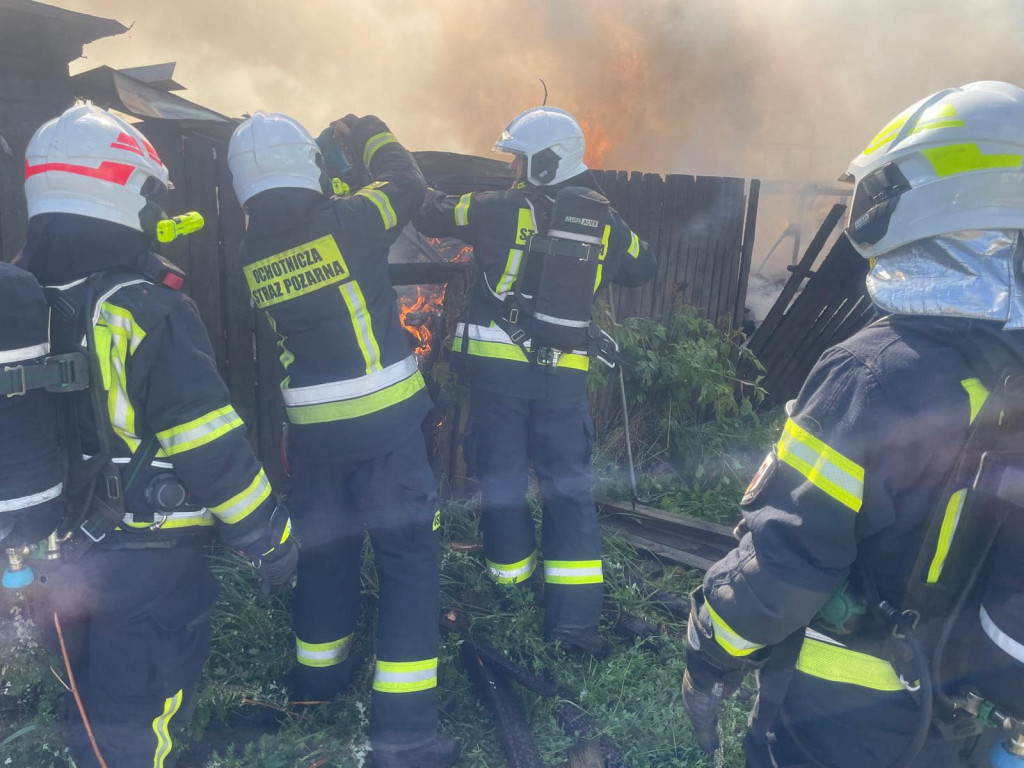 Pożar drewnianej wiaty pełnej beczek z olejem