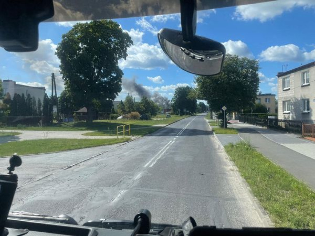 Pożar drewnianej wiaty pełnej beczek z olejem