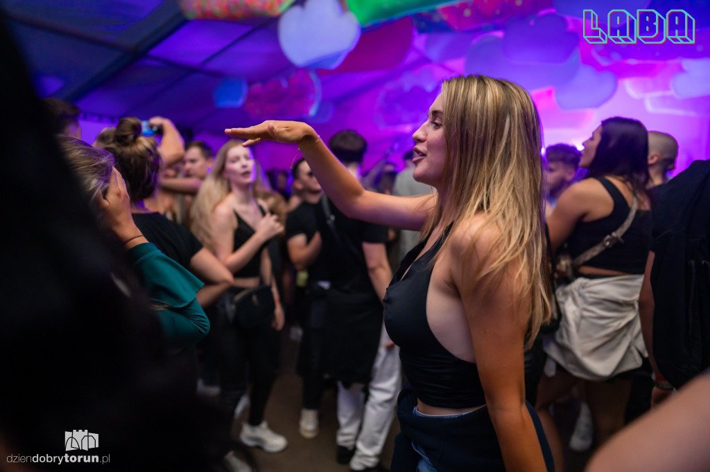 Gorąca impreza w Labie