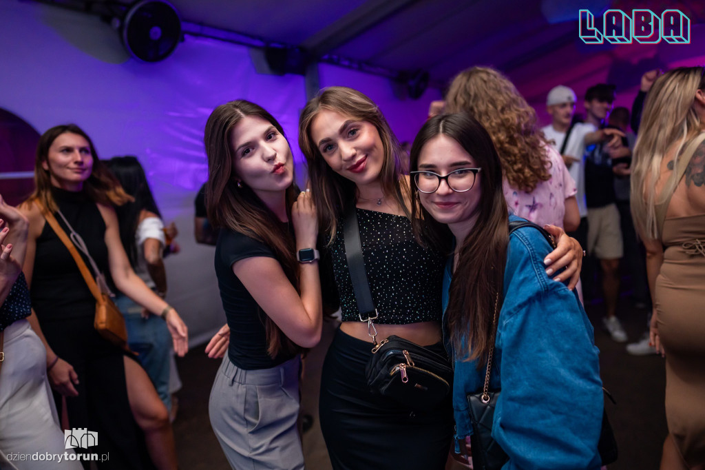 Gorąca impreza w Labie