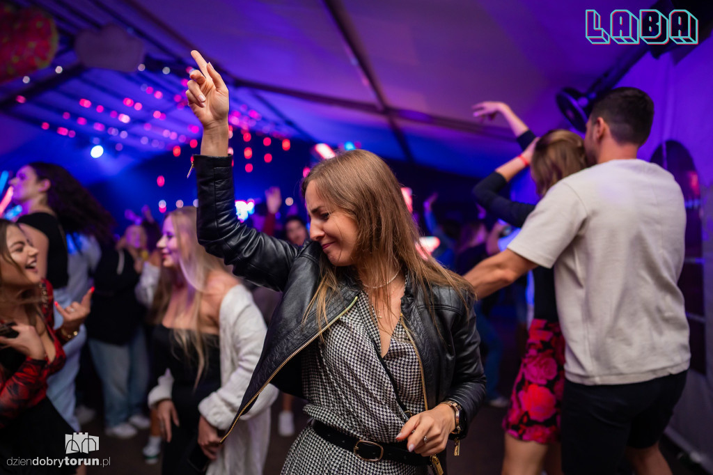 Gorąca impreza w Labie