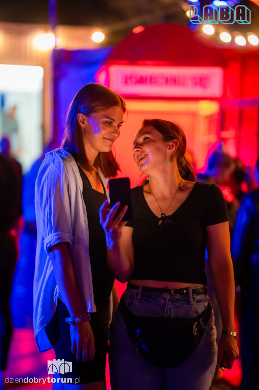 Gorąca impreza w Labie