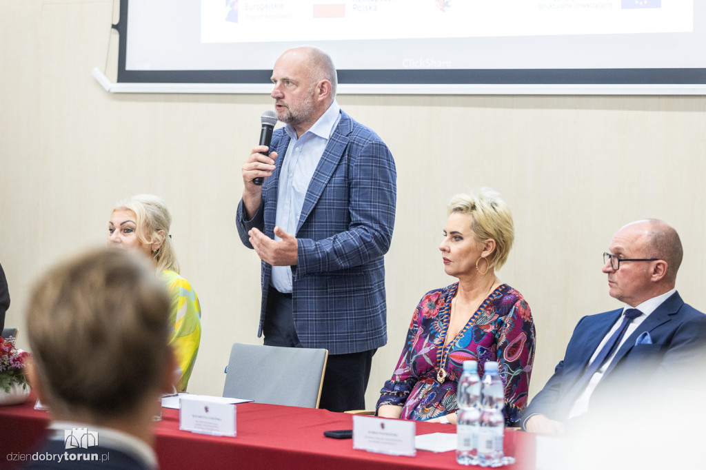 Wręczenie umów w urzędzie marszałkowskim