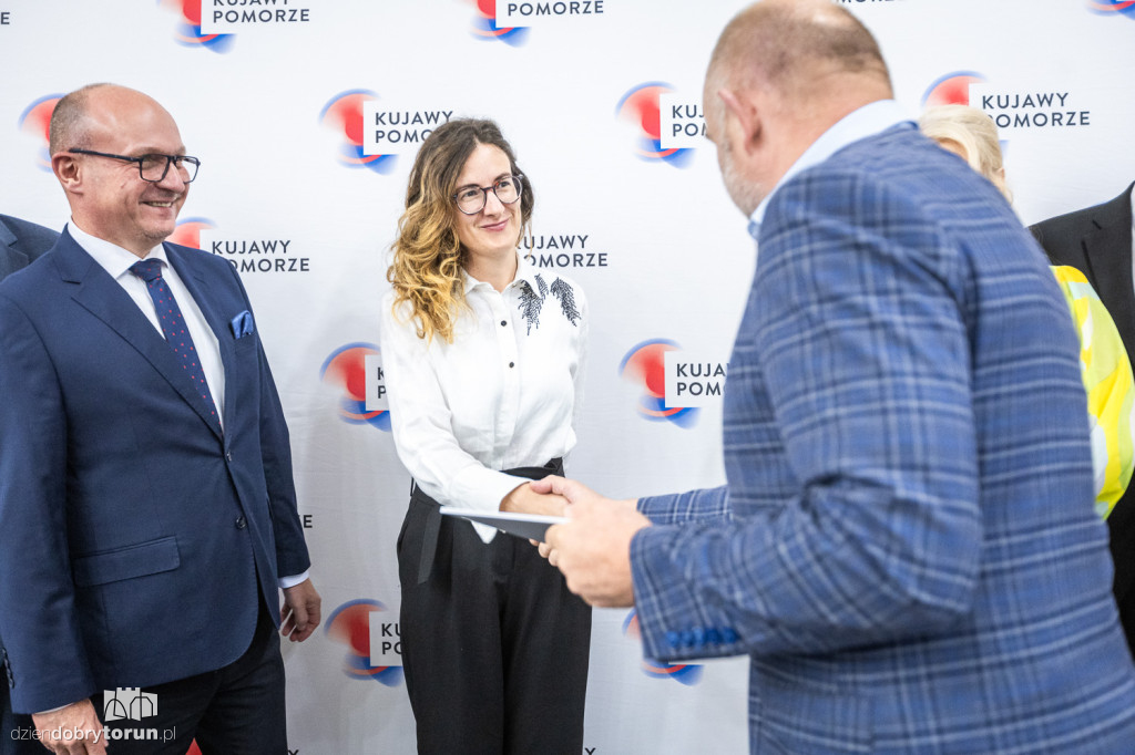 Wręczenie umów w urzędzie marszałkowskim