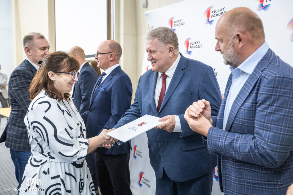 Wręczenie umów w urzędzie marszałkowskim