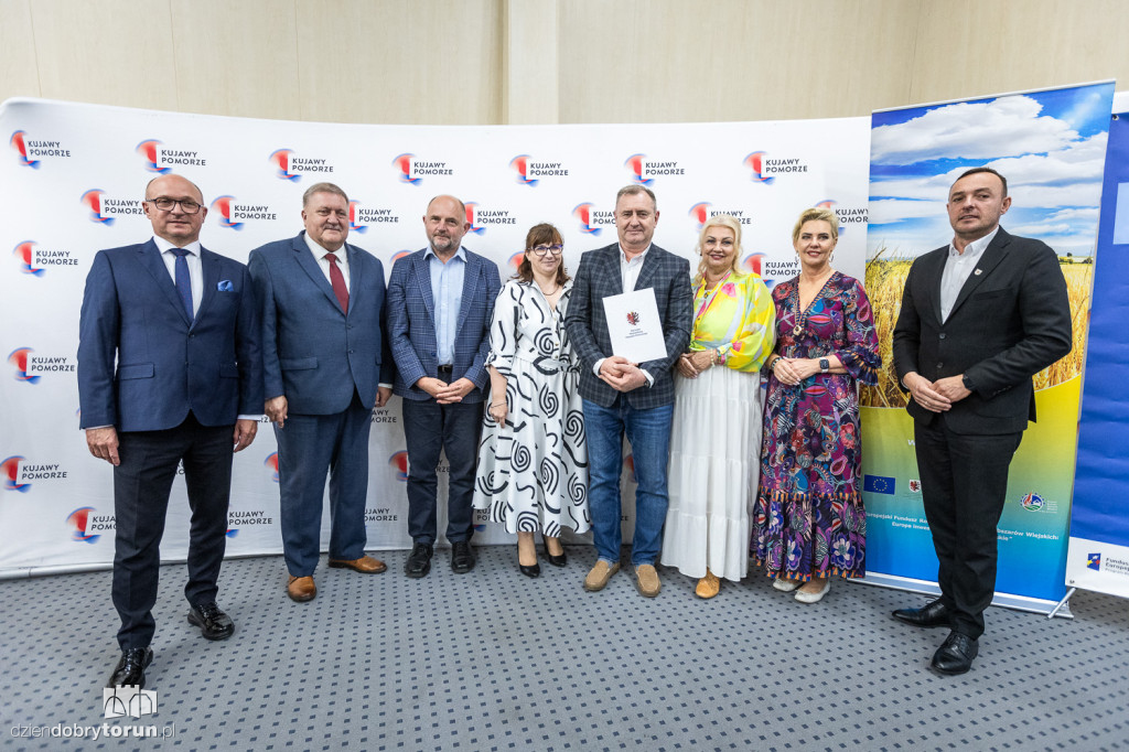 Wręczenie umów w urzędzie marszałkowskim