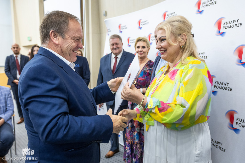 Wręczenie umów w urzędzie marszałkowskim