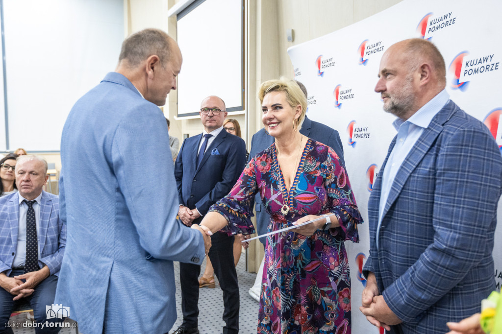 Wręczenie umów w urzędzie marszałkowskim