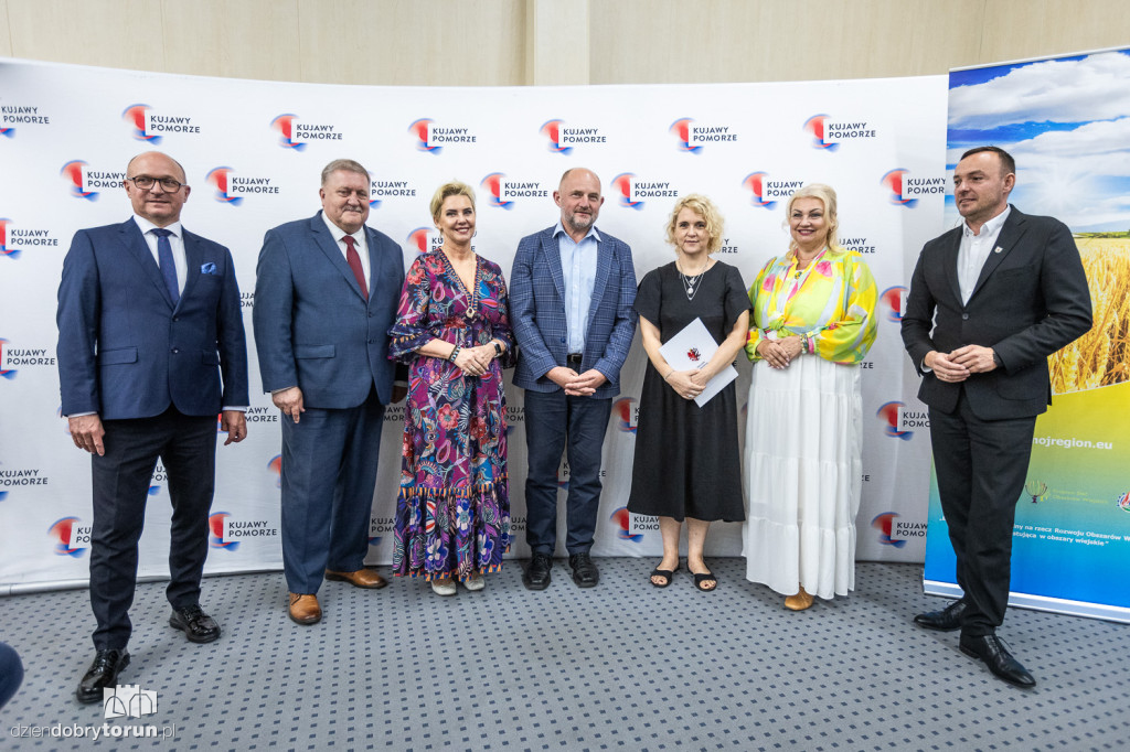Wręczenie umów w urzędzie marszałkowskim