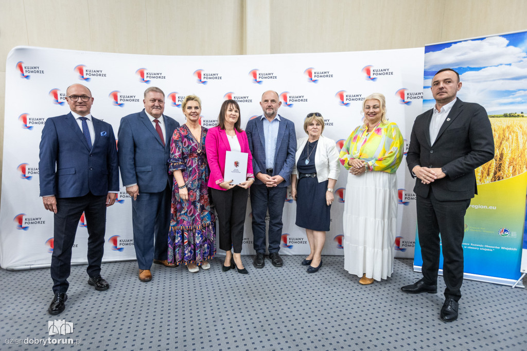 Wręczenie umów w urzędzie marszałkowskim