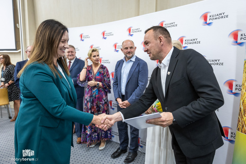 Wręczenie umów w urzędzie marszałkowskim