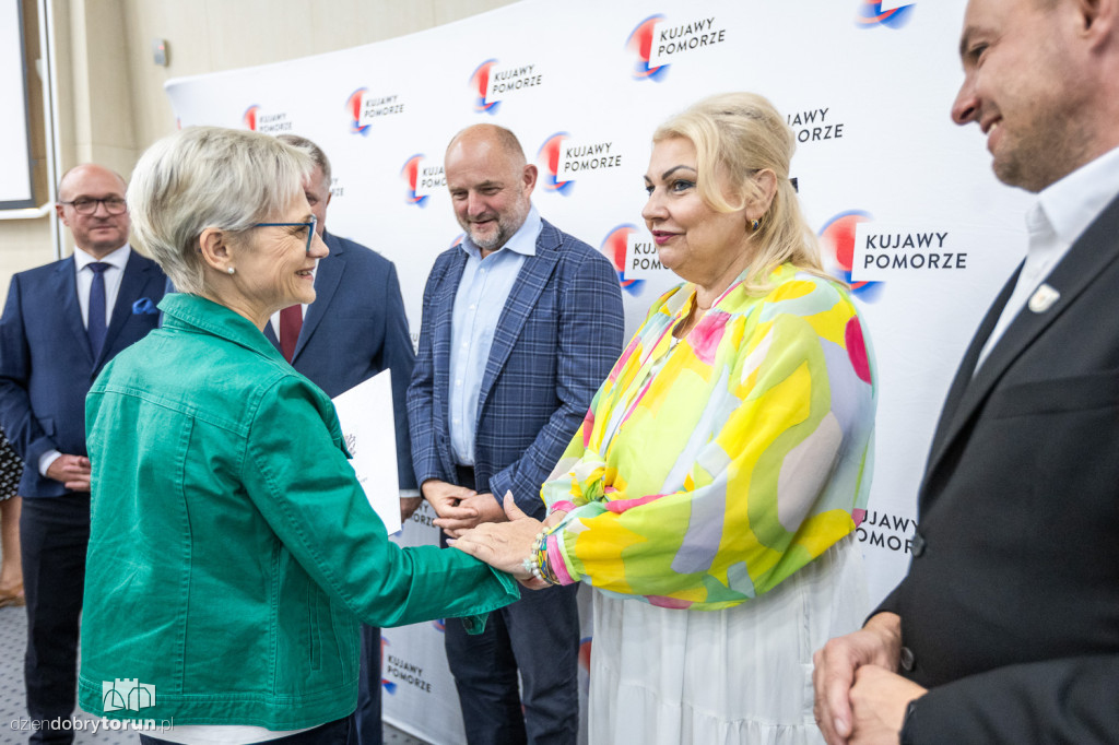 Wręczenie umów w urzędzie marszałkowskim