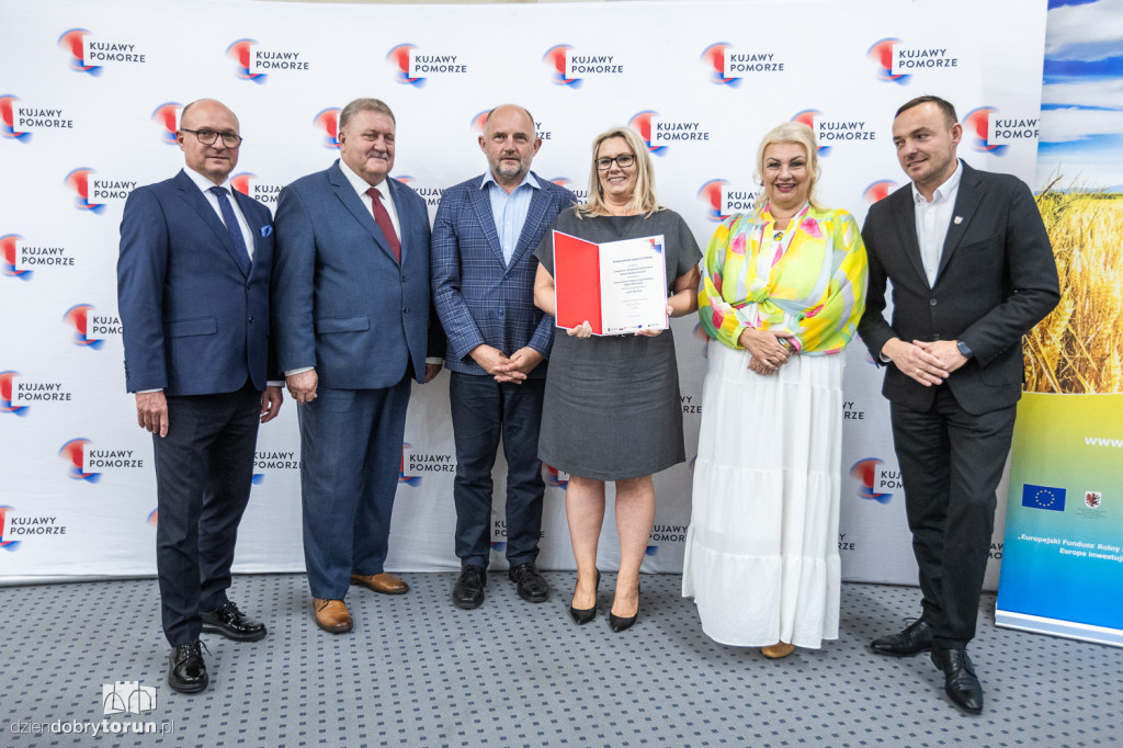 Wręczenie umów w urzędzie marszałkowskim