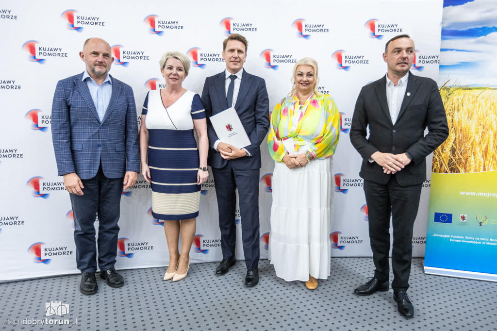 Wręczenie umów w urzędzie marszałkowskim