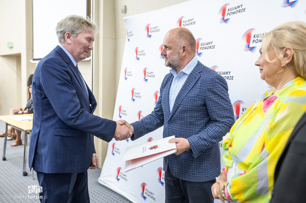 Wręczenie umów w urzędzie marszałkowskim