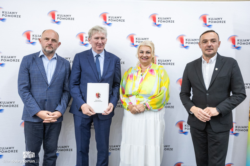 Wręczenie umów w urzędzie marszałkowskim