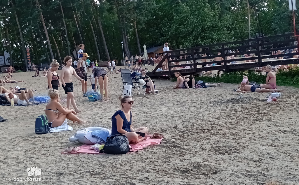 Niedzielny wypoczynek nad jeziorem w Kamionkach