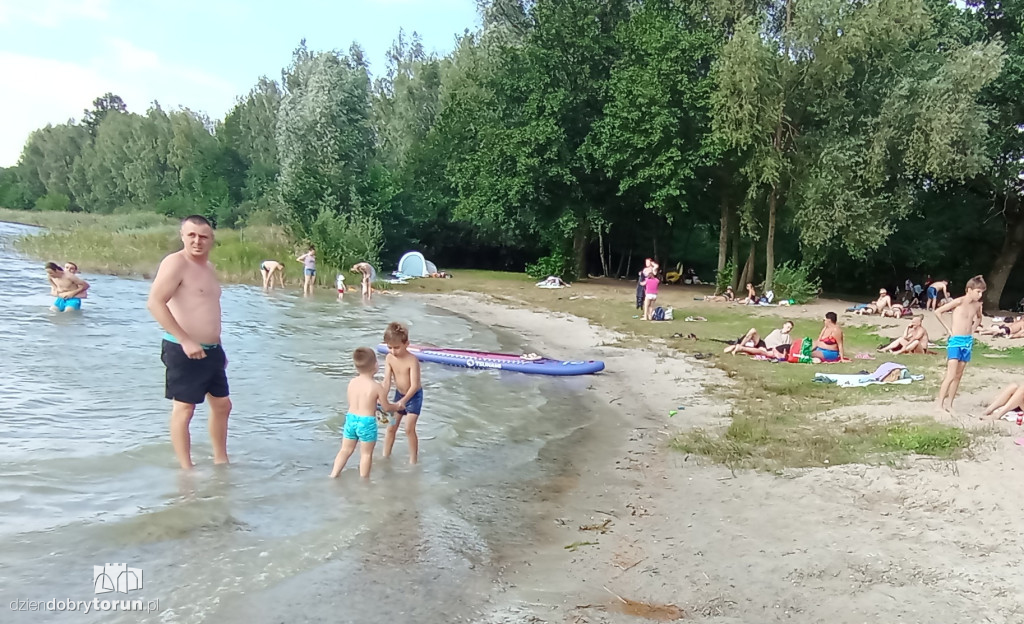 Niedzielny wypoczynek nad jeziorem w Kamionkach