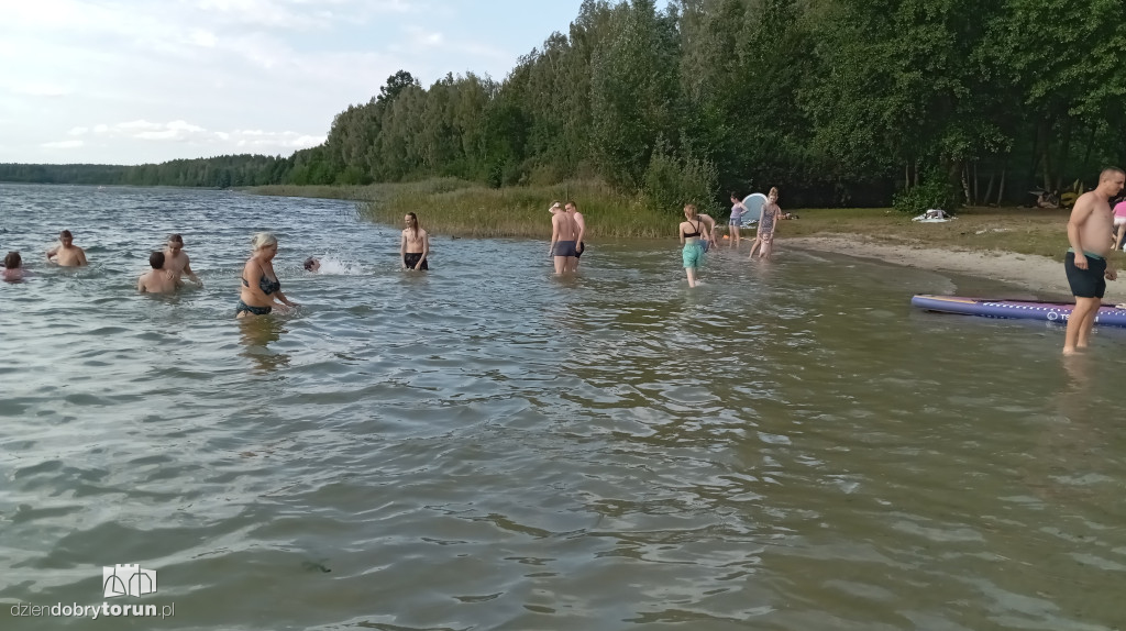 Niedzielny wypoczynek nad jeziorem w Kamionkach