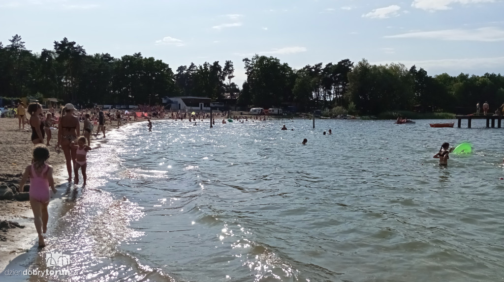 Niedzielny wypoczynek nad jeziorem w Kamionkach