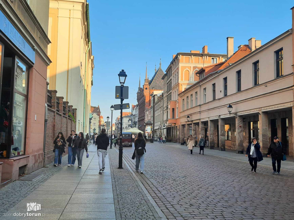 Toruń za pół ceny - tłumy na starówce