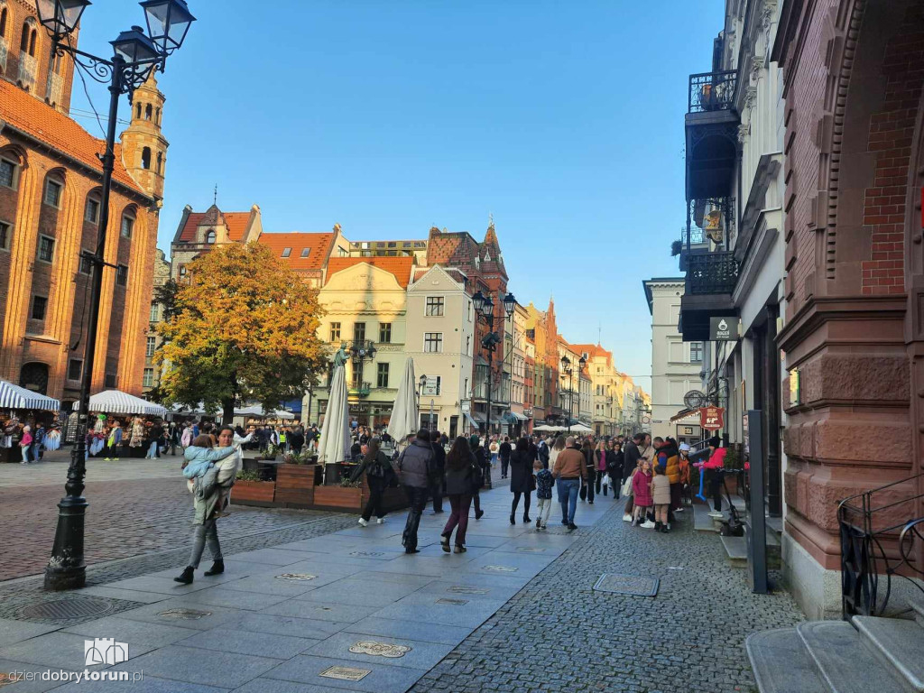 Toruń za pół ceny - tłumy na starówce