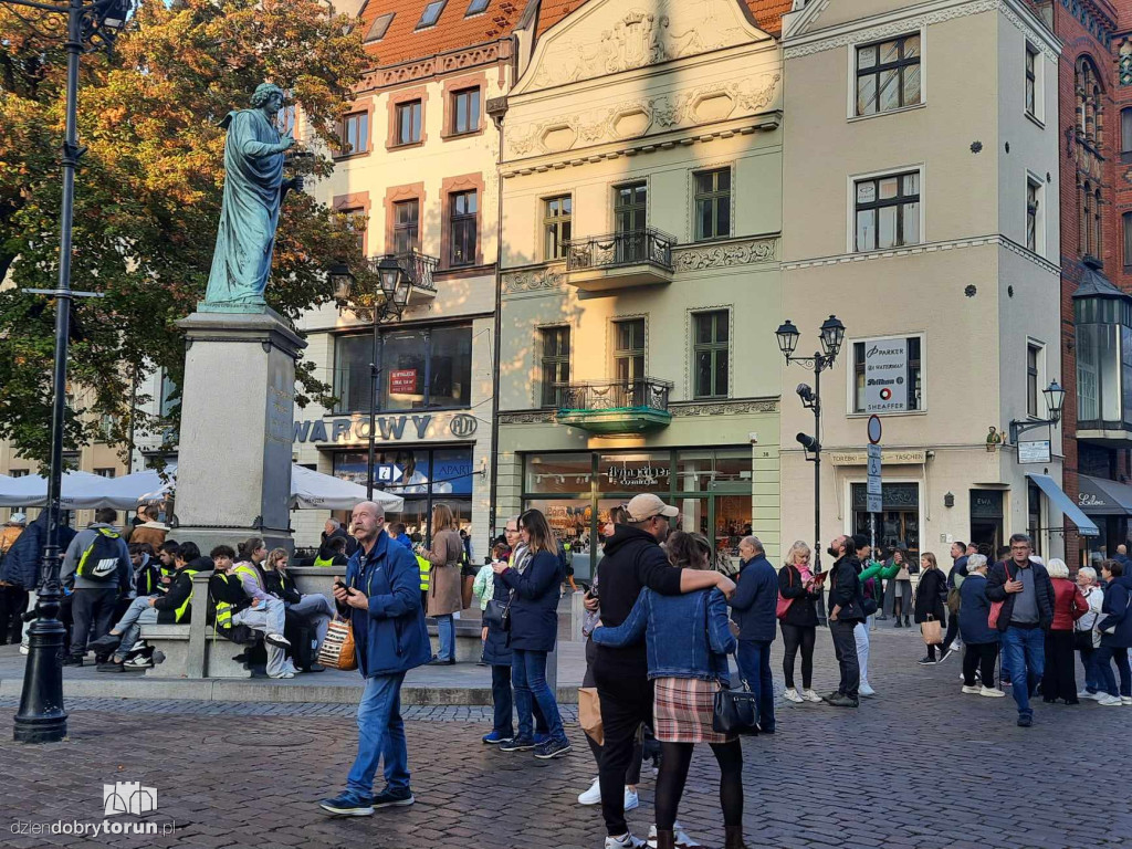 Toruń za pół ceny - tłumy na starówce