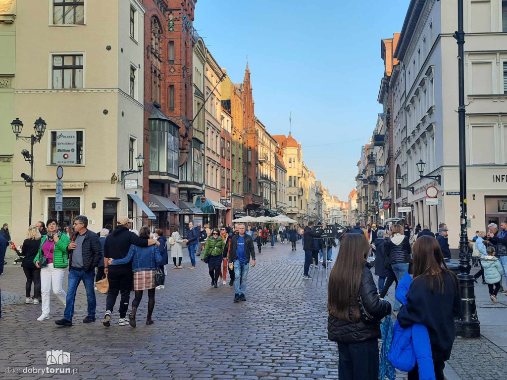 Toruń za pół ceny - tłumy na starówce