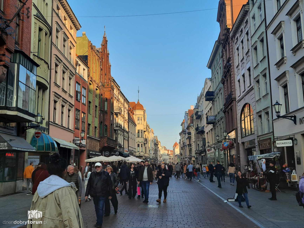 Toruń za pół ceny - tłumy na starówce