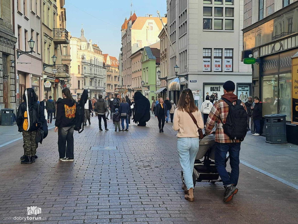 Toruń za pół ceny - tłumy na starówce