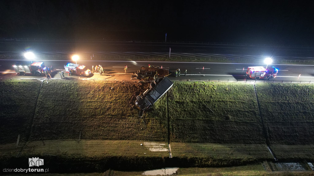 Na A1 przewróciła się ciężarówka