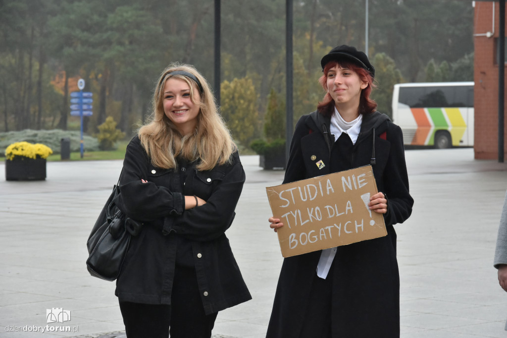 Protest pod rektoratem UMK