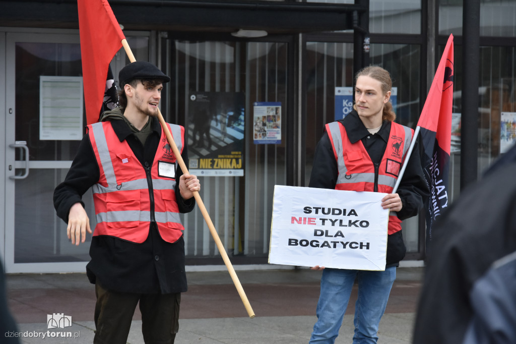 Protest pod rektoratem UMK