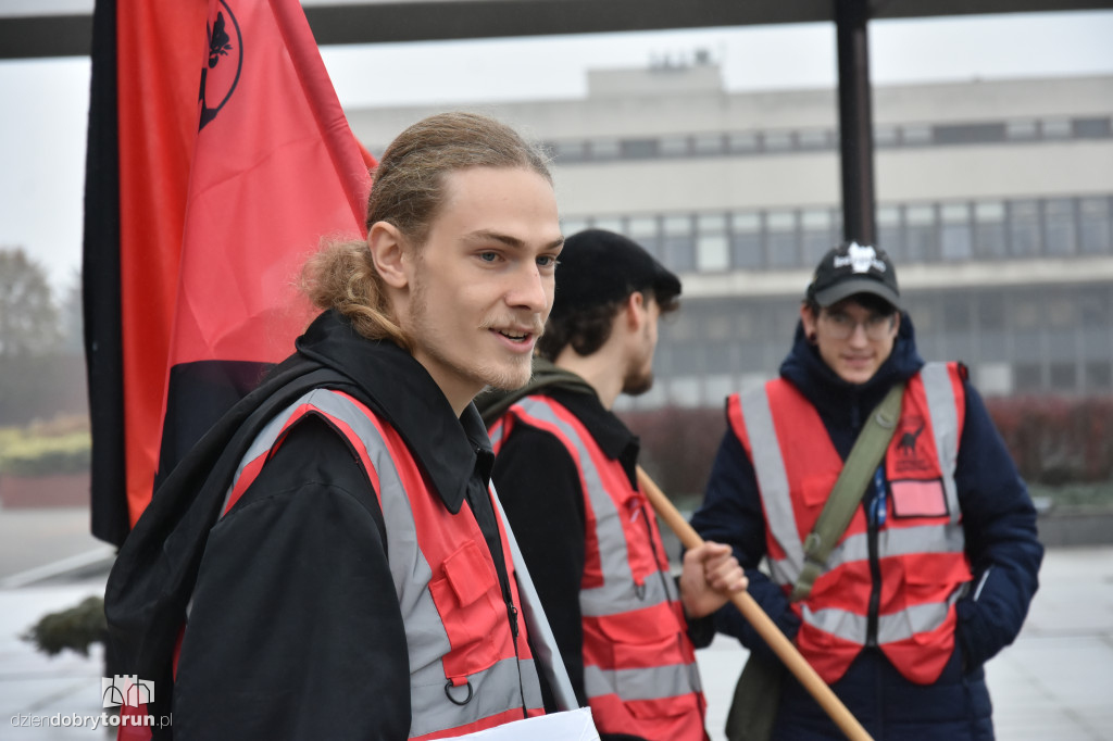 Protest pod rektoratem UMK