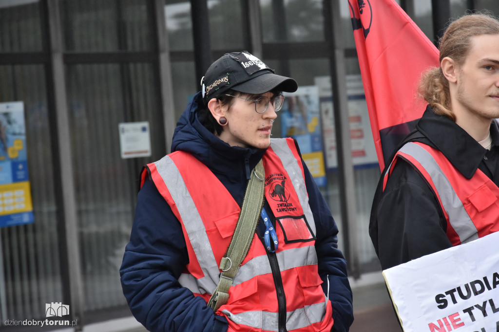 Protest pod rektoratem UMK