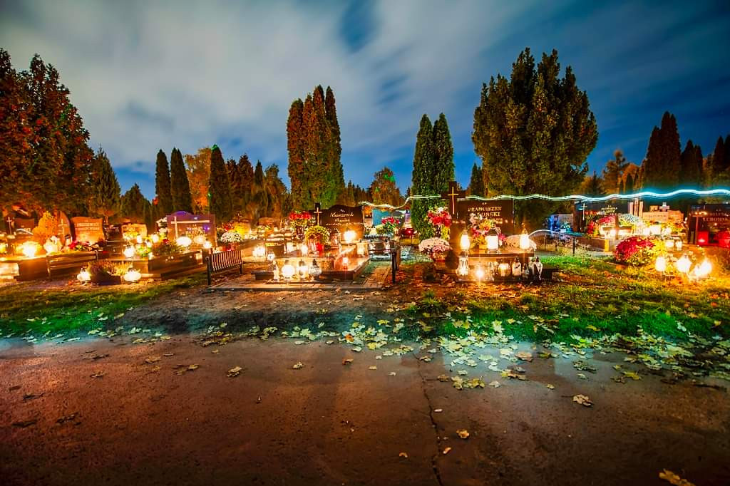 Centralny cmentarz komunalny nocą