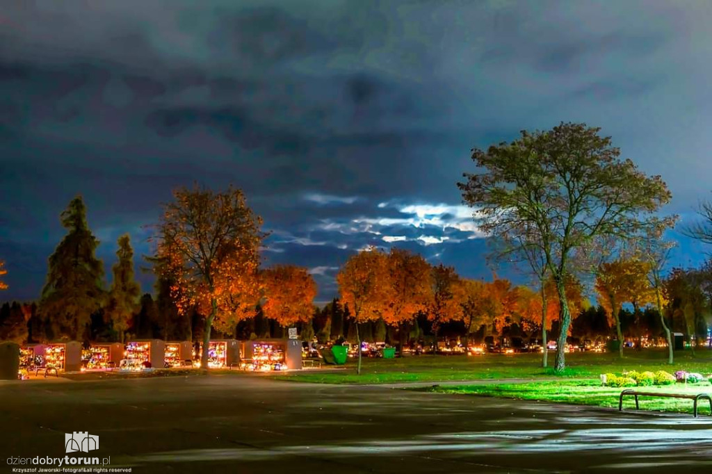 Centralny cmentarz komunalny nocą