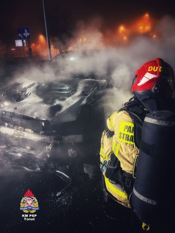 Potężny pożar samochodu na Okrężnej