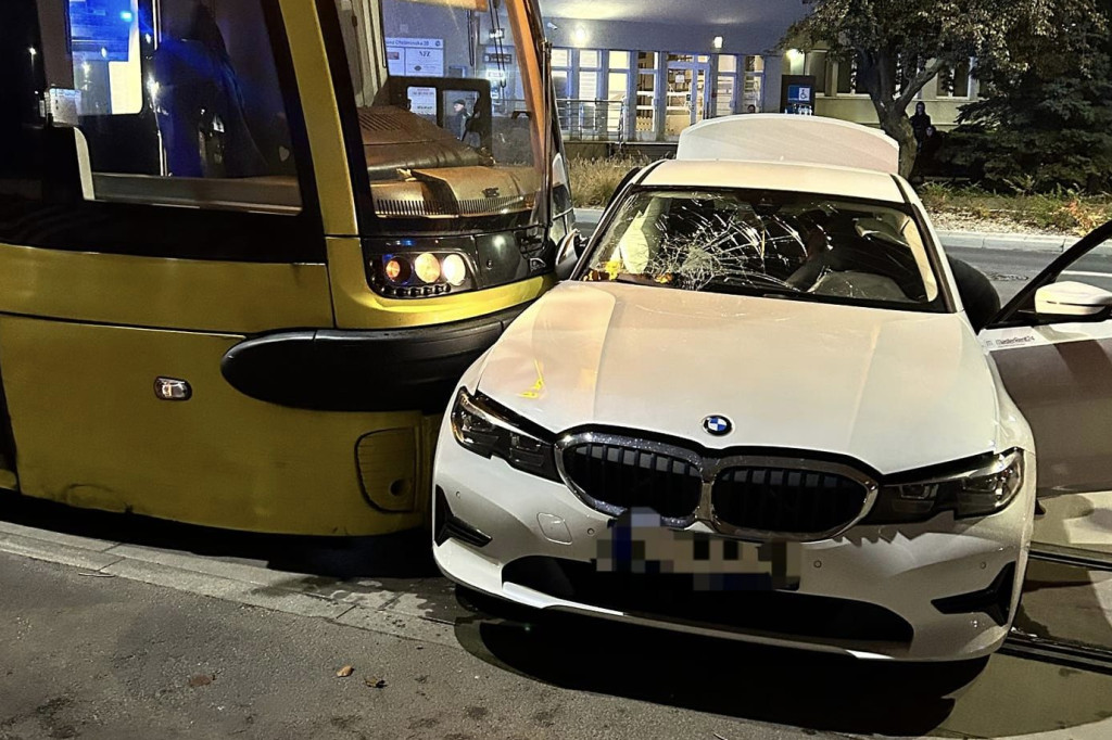 Zderzenie bmw z tramwajem w Toruniu