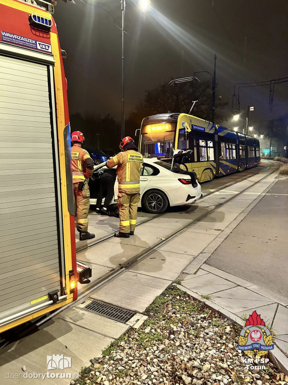 Zderzenie bmw z tramwajem w Toruniu