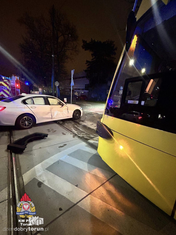 Zderzenie bmw z tramwajem w Toruniu