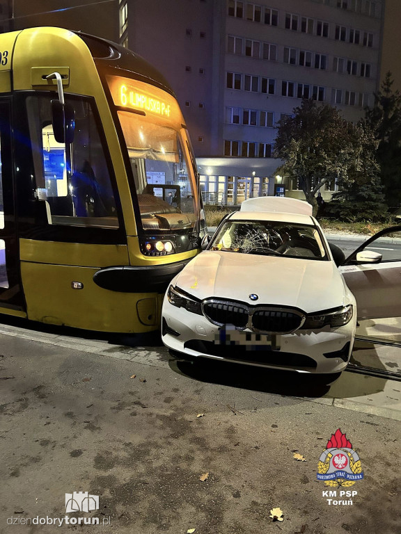 Zderzenie bmw z tramwajem w Toruniu