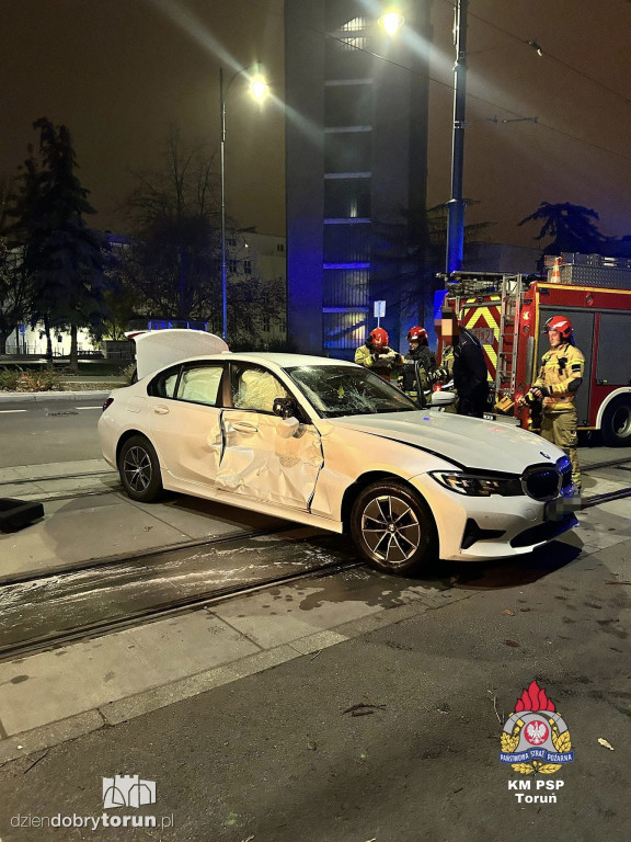 Zderzenie bmw z tramwajem w Toruniu